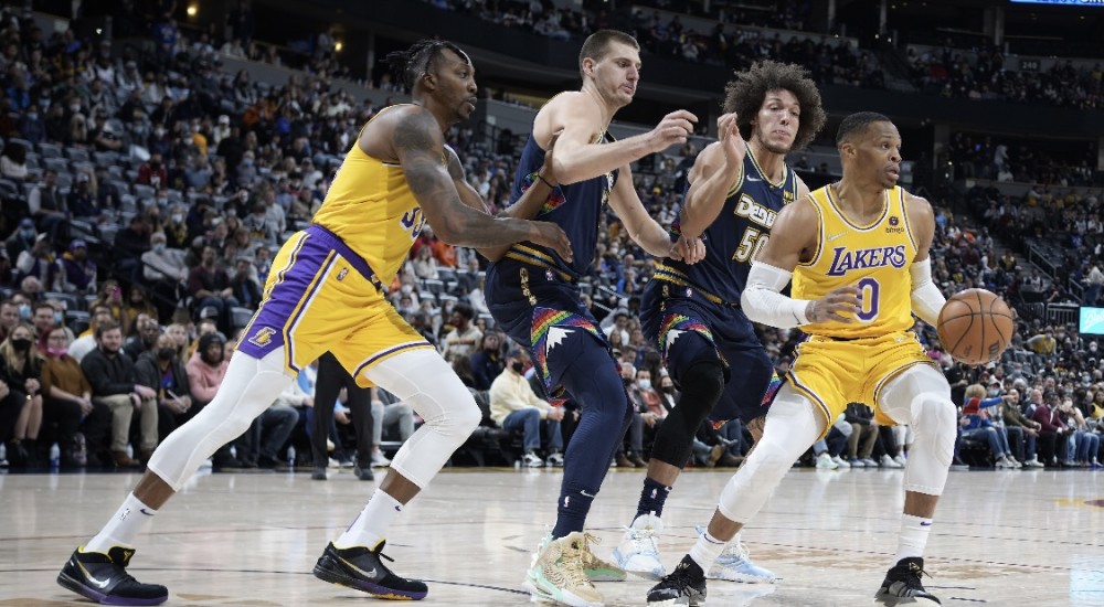 NBA常规赛收官战，詹姆斯三双领衔，湖人险胜勇士锁定西部第三