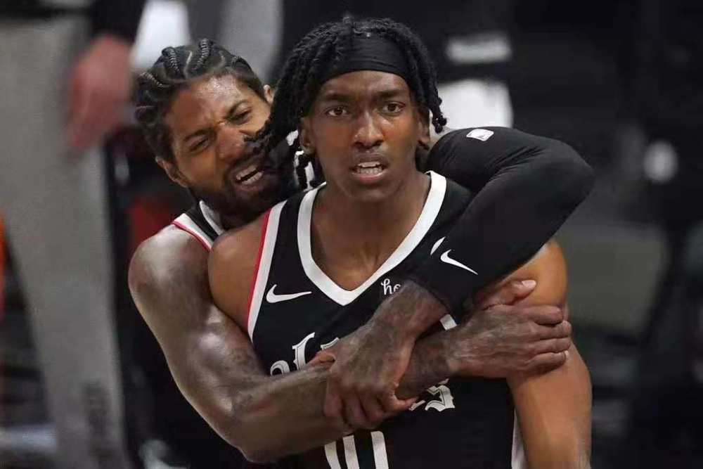  快船乔治关键失误 哈登空砍45+10  